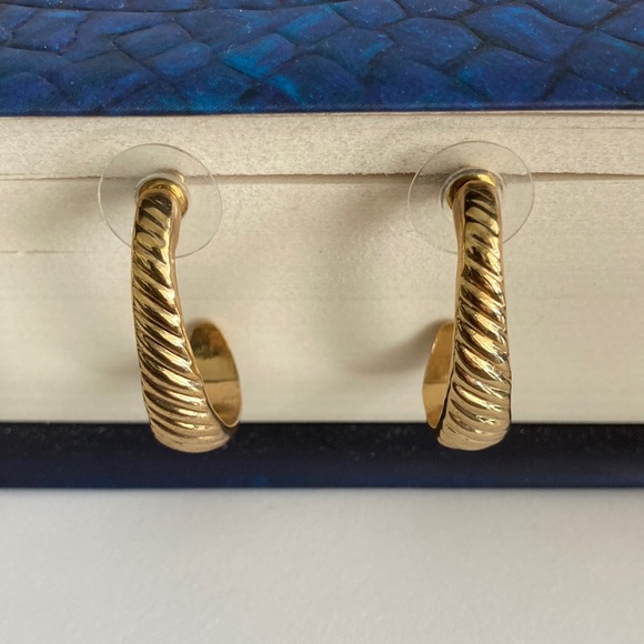 Vintage Gold Earrings - Picture 2 of 4